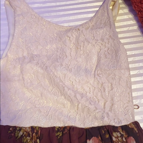 a dress - Picture 3 of 4